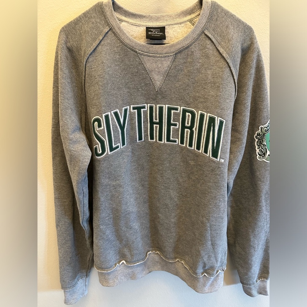 Wizarding World of Harry Potter Slyrtherin crewneck. 🖤🐍💚 size medium.